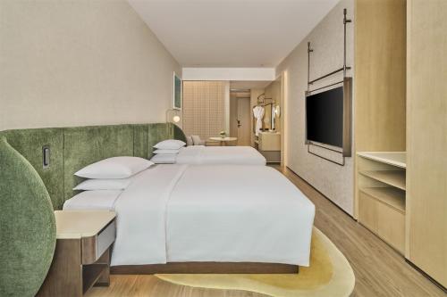 Doubletree By Hilton Shenzhen Bayにあるベッド