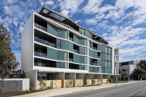 un edificio de apartamentos en una calle en Cosmopolitan 1-Bed - Fremantle Beach Front, en North Fremantle