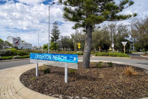 Gambar di galeri bagi Bright Studio in Trendy North Fremantle di North Fremantle