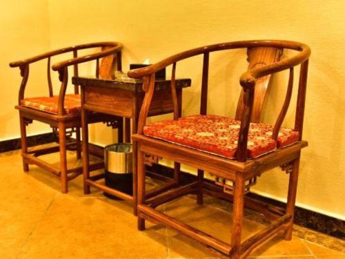 a pair of chairs sitting next to each other at Zhongshan Hui Quan Hotel in Zhongshan
