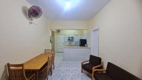 Μια τηλεόραση ή/και κέντρο ψυχαγωγίας στο شقق مفروشة شارع الاذاعةوالتلفزيون الفيروز للعائلات فقط