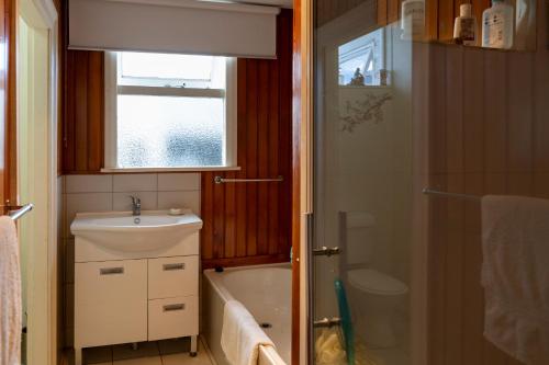 里夫顿Haere Mai Reefton Heritage Holiday Home的带水槽、马桶和浴缸的浴室