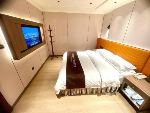 a bedroom with a bed and a television in it at Chengdu Haotian Guotai Hotel in Chengdu