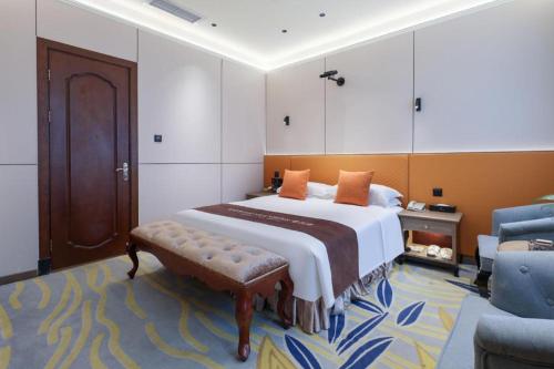 a bedroom with a large bed and a couch at Chengdu Haotian Guotai Hotel in Chengdu