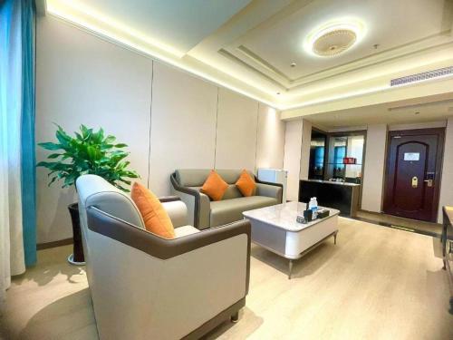 a living room with a couch and a coffee table at Chengdu Haotian Guotai Hotel in Chengdu