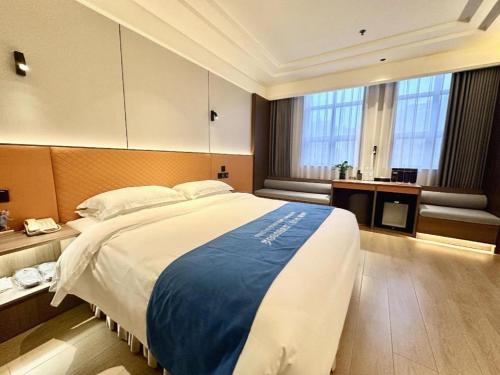 a bedroom with a large bed in a room at Chengdu Haotian Guotai Hotel in Chengdu
