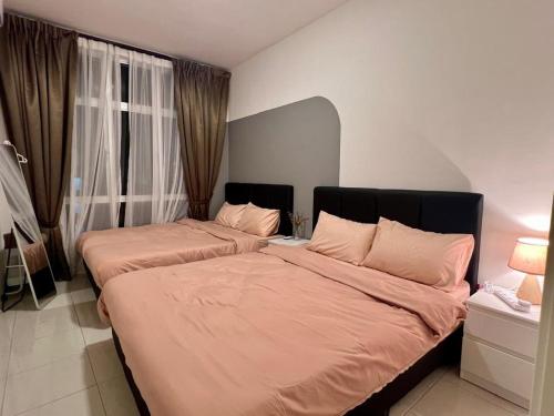 Un dormitorio con dos camas y una ventana. en Stay at Anderson Condo1615 Ipoh Town, en Ipoh