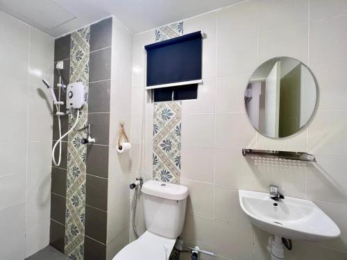 Un baño con inodoro, lavabo y espejo. en Stay at Anderson Condo1615 Ipoh Town, en Ipoh