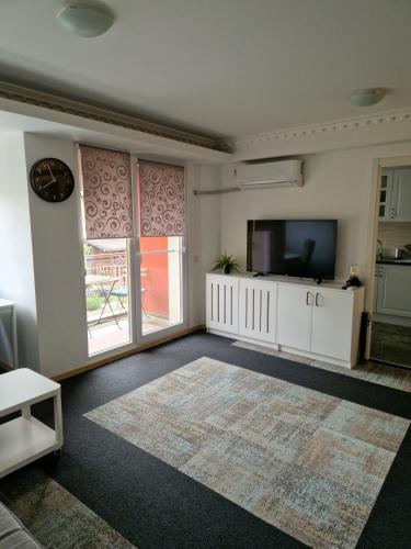 オトペニにあるApartament in Otopeniのリビングルーム(薄型テレビ、大きな窓付)