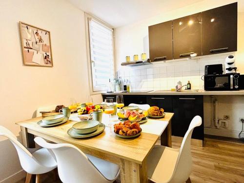 a table with plates of food on it in a kitchen at L'Escali'Bulle - Entre Gare et Centre-ville in La Celle-sous-Gouzon