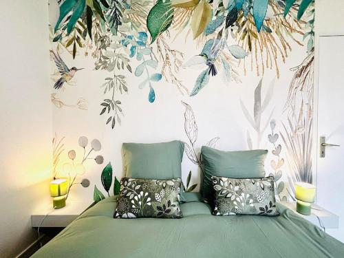 - une chambre avec un lit vert et un mur fleuri dans l'établissement L'Escali'Bulle - Entre Gare et Centre-ville, à La Celle-sous-Gouzon