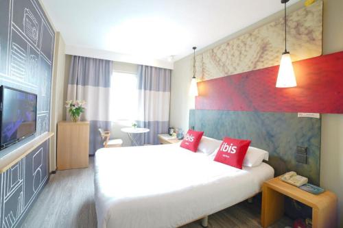 Letto o letti in una camera di Ibis Chengdu Kehua Hotel