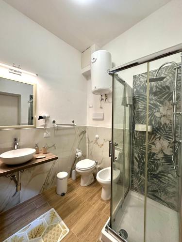 Un baño con ducha, inodoro y lavabo. en Shama APARTMENTS, en Palermo