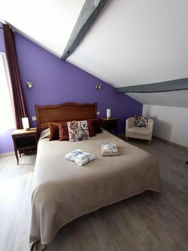 une chambre avec un lit avec deux serviettes dessus dans l'établissement Les biches, à Saint-Michel-de-Double