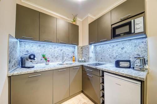 une cuisine avec un évier et un micro-ondes dans l'établissement Dream View 1BD - Quick Slope Access by Flat Manager, à Pamporovo