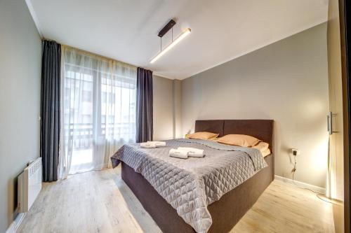 une chambre avec un lit avec deux serviettes dessus dans l'établissement Dream View 1BD - Quick Slope Access by Flat Manager, à Pamporovo