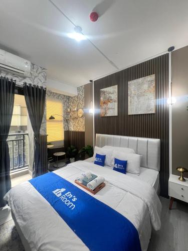 Tempat tidur dalam kamar di Apartement Transpark Cibubur By Ensroom