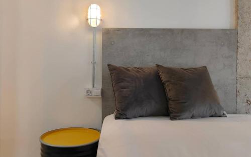 - une chambre dotée d'un lit avec deux oreillers et une lampe dans l'établissement Nice Industrial Studio Teror 206, à Playa del Ingles