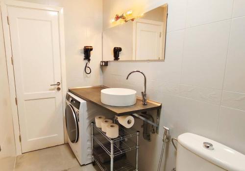 une salle de bain avec un lavabo et une machine à laver dans l'établissement Nice Industrial Studio Teror 206, à Playa del Ingles