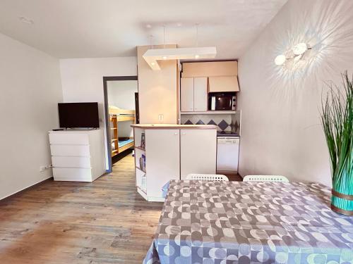 - une cuisine avec un réfrigérateur et une table dans la chambre dans l'établissement Soleil- 4 pers Hyper centre Plage - 2 min - Terrasse, à Saint-Raphaël