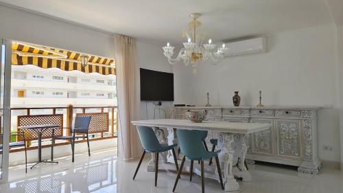 Luminoso apartamento con piscina y aparcamiento