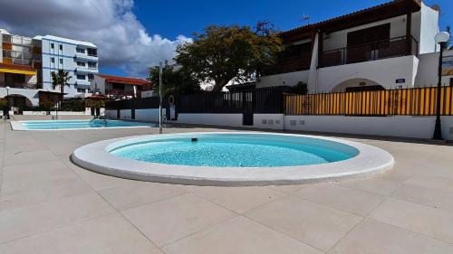 Luminoso apartamento con piscina y aparcamiento
