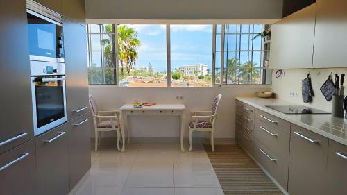 Luminoso apartamento con piscina y aparcamiento