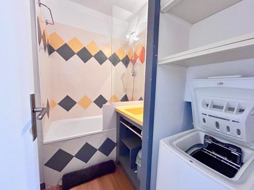 La petite salle de bains est pourvue d'un lavabo et d'un lave-linge. dans l'établissement Soleil- 4 pers Hyper centre Plage - 2 min - Terrasse, à Saint-Raphaël