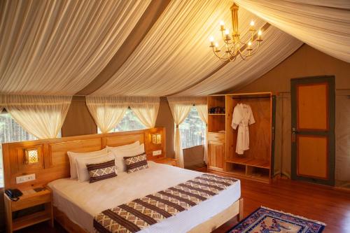 une chambre avec un lit dans une tente dans l'établissement Gangtey Tent Resort, à Gangtey Gonpa