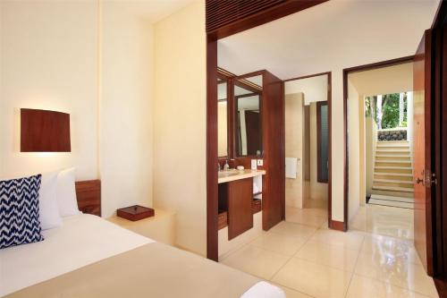 Una cama o camas en una habitación de Alila Manggis