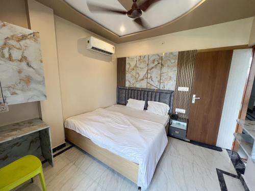 En eller flere senge i et værelse på Hotel Smart Inn