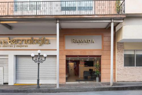 eine Ladenfront eines Gebäudes mit einem Schild für Ramada in der Unterkunft Ramada by Wyndham Tampico Centro in Tampico