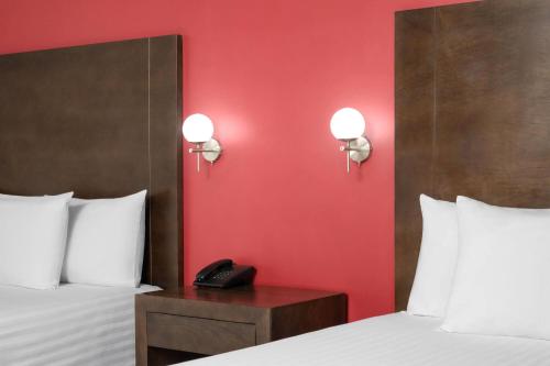Cama ou camas em um quarto em Ramada by Wyndham Tampico Centro