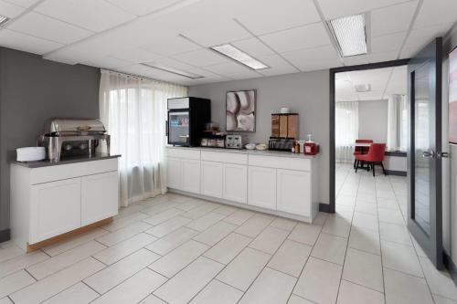 Kuchyň nebo kuchyňský kout v ubytování Ramada by Wyndham Milwaukee