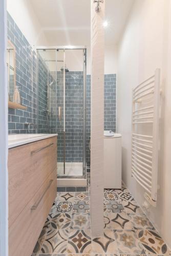 une salle de bain avec douche et lavabo dans l'établissement Bel appartement Pornichet, à Pornichet