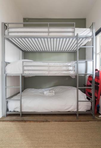 une chambre avec deux lits superposés dans une pièce dans l'établissement Bel appartement Pornichet, à Pornichet