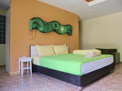 Una cama o camas en una habitación de Kamala Tropical Garden Hotel