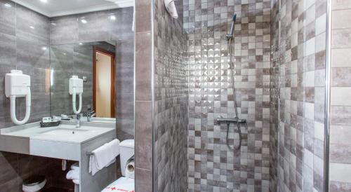 Ett badrum på Hotel Olympia Ronda I