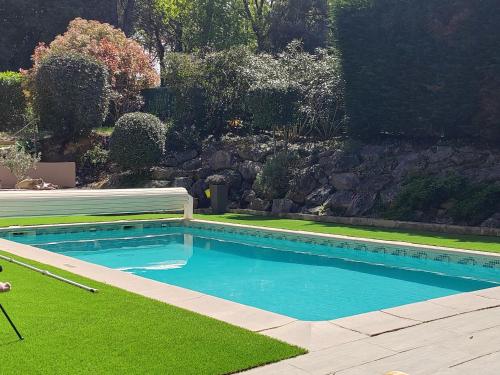 Swimmingpoolen hos eller tæt på Villa privée, piscine chauffée, jacuzzi et sauna