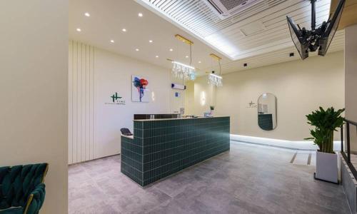 a salon with a green counter in a room at Gumi time hotel in Gumi