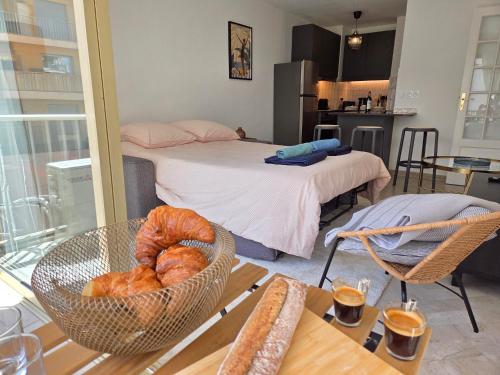 - un salon avec une table et du pain dans l'établissement 