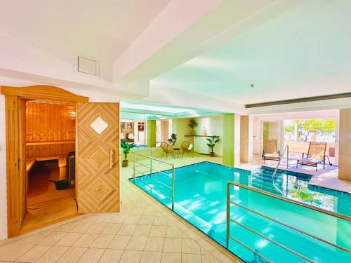 Bazén v ubytovaní Luxury Seaside Villa with a classic Mediterranean Olive Garden, a fully equipped Professional Kitchen, Pool, Sauna, Padle Boards and Canoe - Miolin Beach House alebo v jeho blízkosti