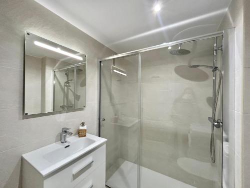 Marbella Beachside Apartment - 1 Min Walk to beach