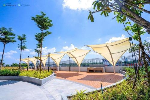 a group of white umbrellas on a patio at Midori Park The Glory Căn hộ 2 phòng ngủ tại Thành phố Mới Bình Dương in Thu Dau Mot