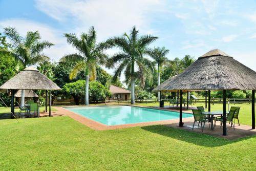 Bazén v ubytování Elephant Walk Tented Camp nebo v jeho okolí