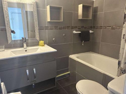 une salle de bain avec un lavabo, une baignoire et des toilettes dans l'établissement Appt Deux pièces 4 couchages CAP D'AGDE CT455-146, au Cap d'Agde