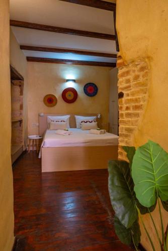 1 dormitorio con 1 cama con placas en la pared en Mythos -Old Town-Old harbour Chania, en La Canea