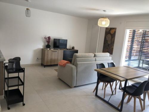 Posezení v ubytování Appartement T2 46 m2 O'Lac proche du lac 1 chambre parking terrasse