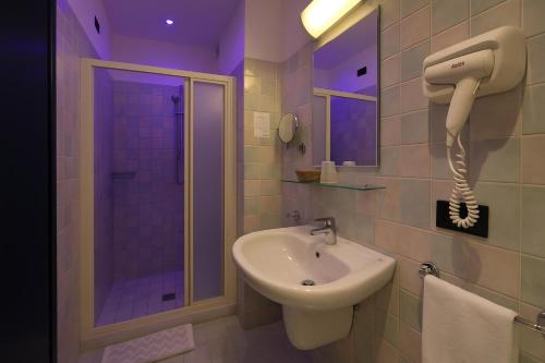 A bathroom at Hotel Ali d'Oro