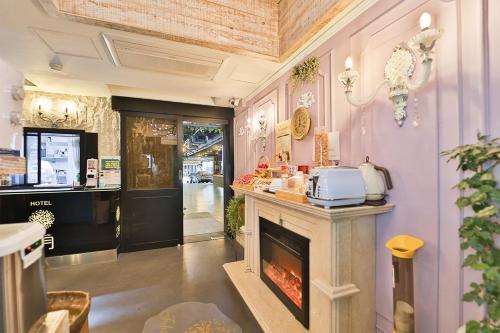 Kuchyň nebo kuchyňský kout v ubytování Daegu February Hotel Suseong